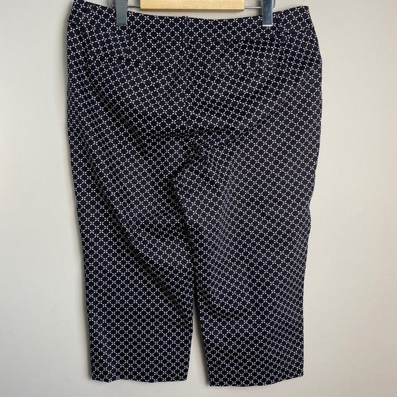 St. John's Bay Women's Black & White Dashed Diamond Pattern Capri Dress Pants 12 - Picture 6 of 14